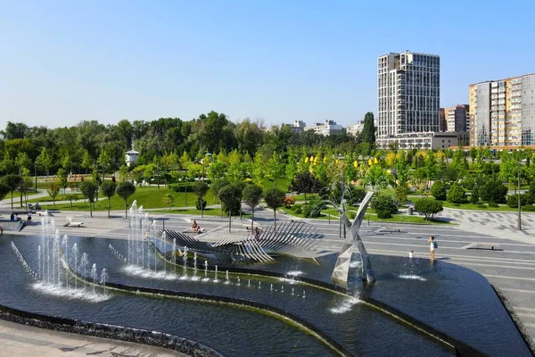 Fontaines Dansantes Dans Parc Sur Fond Grands Bâtiments Gratte Ciel — Photo