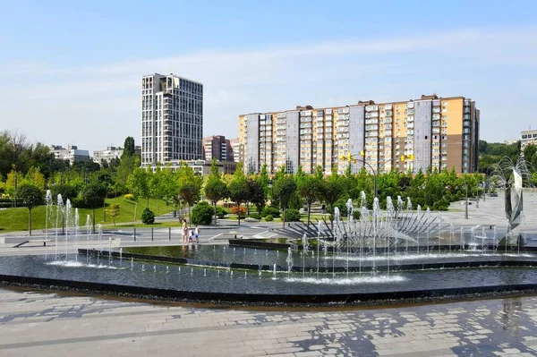 Beau Parc Avec Des Fontaines Des Arbres Contre Grandes Maisons — Photo