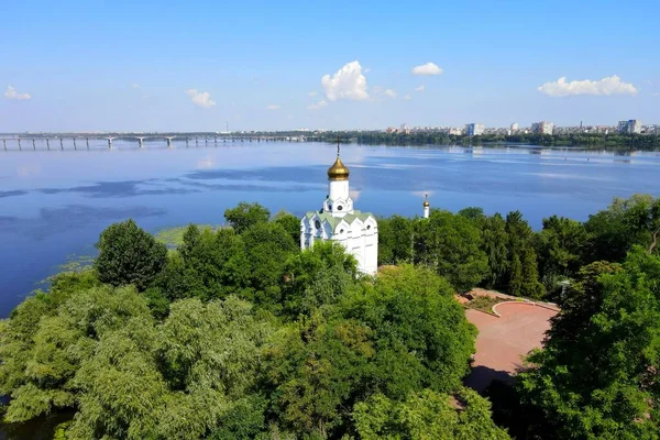 Прекрасный Вид Беспилотника Реку Белый Христианский Храм Острове Монастыря Украинском — стоковое фото