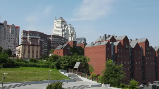 Una Hermosa Vista Ciudad Edificios Ladrillo Rojo Rascacielos Abre Desde — Vídeos de Stock