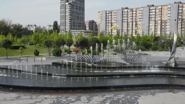 Bellissimo Parco Una Fontana Danzante Contro Edifici Alti Grattacieli Primavera — Video Stock