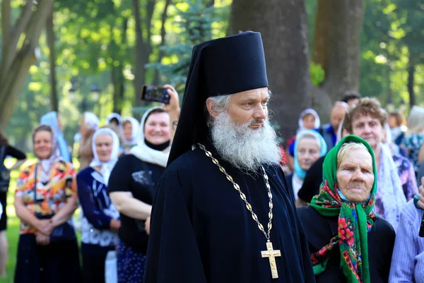 stock image An Orthodox priest in church clothes, together with parishioners, stand on the streets of Kiev. Religious rite, holiday in a Christian cathedral. Kiev, Ukraine, 2021-06-15