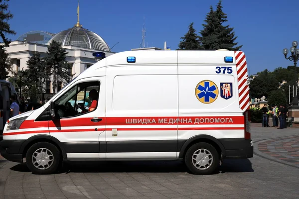 Carro Ambulância Está Serviço Comício Perto Parlamento Ucraniano Verkhovna Rada — Fotografia de Stock