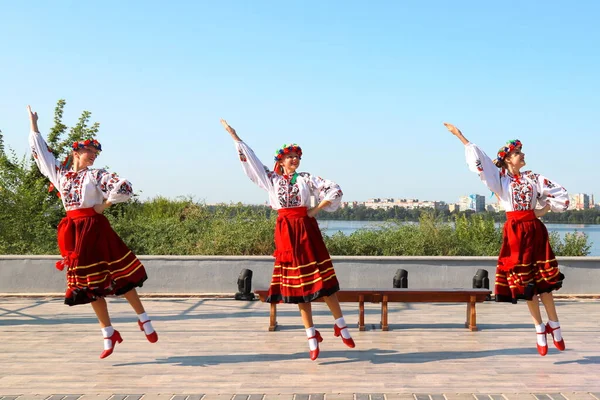 Jonge Meisjes Dansen Nationale Oekraïense Dans Folk Kostuums Geborduurde Shirts — Stockfoto