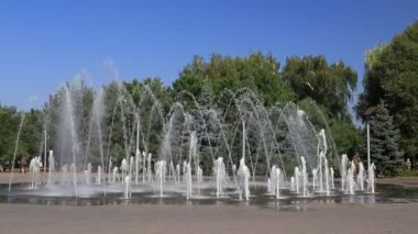 Baharda, yazda, şehirde dans eden fıskiyeler. Dnipro, Dnepropetrovsk, Ukrayna sokaklarında güzel bir çeşme