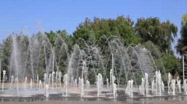 Baharda, yazda, şehirde dans eden fıskiyeler. Dnipro, Dnepropetrovsk, Ukrayna sokaklarında güzel bir çeşme