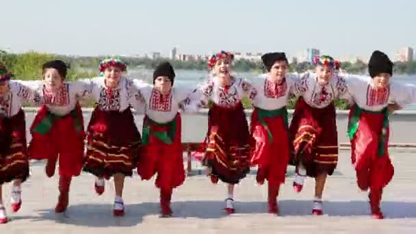 Junge Mädchen Und Jungen Tanzen Ukrainischen Nationaltanz Volkstrachten Bestickten Hemden — Stockvideo