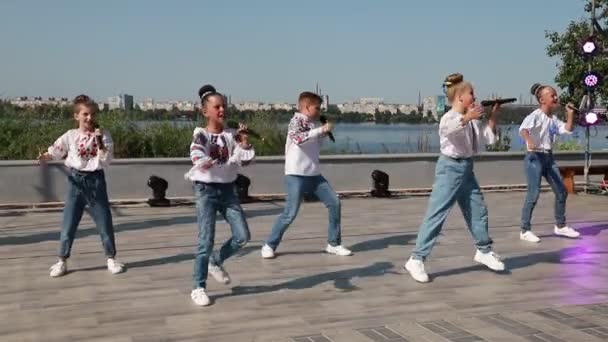 Young Girls Dancing National Ukrainian Dance Folk Embroidered Shirts Vyshyvanka — Stock Video