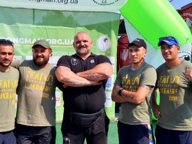 Vasily Virastyuk yarışmaya katılanların yanında yer alıyor. Ukraynalı atlet, güçlü adam Virastyuk, dünya güç şampiyonu, aktör. Dnipro, Dnepropetrovsk, Ukrayna, 2021-07-24