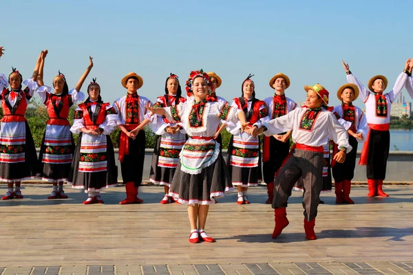 Jonge Meisjes Jongens Dansen Nationale Oekraïense Dans Folk Kostuums Geborduurde — Stockfoto