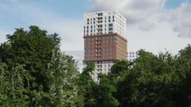 Yeşil ağaçlı ve binalı park, Dnipro şehrinde gökdelenler, Dnepropetrovsk, Ukrayna