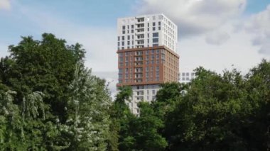 Yeşil ağaçlı ve binalı park, Dnipro şehrinde gökdelenler, Dnepropetrovsk, Ukrayna