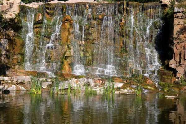 Ein Malerischer Wasserfall Fließt Frühling Zwischen Großen Steinen Landschaftspark Sofiyivka — Stockfoto