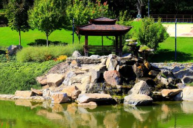 Güzel bir manzara parkı, bir göl, Japon tarzında ahşap pavyonlar Uman, Ukrayna, Yeni Sofiyivka 'dan. Bahçe mimarisi
