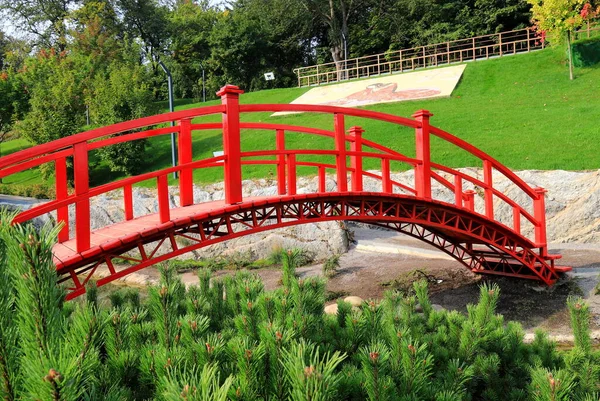 在一个绿色的公园里 一座横跨一条小河的红色旧木桥 古老的日本风格的桥反映在水中 Uman Ukraine Summer Spring Autumn — 图库照片