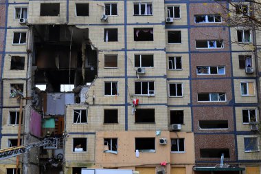 Rus füze saldırısı Dnipro, Ukrayna 'da bir evi yok etti. İHA saldırısından sonra konut binasında büyük bir delik açıldı. Rusya 'nın Ukrayna ve Dnipro' ya karşı savaşı.