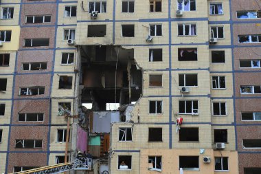 Rus füze saldırısı Dnipro, Ukrayna 'da bir evi yok etti. İHA saldırısından sonra konut binasında büyük bir delik açıldı. Rusya 'nın Ukrayna ve Dnipro' ya karşı savaşı.