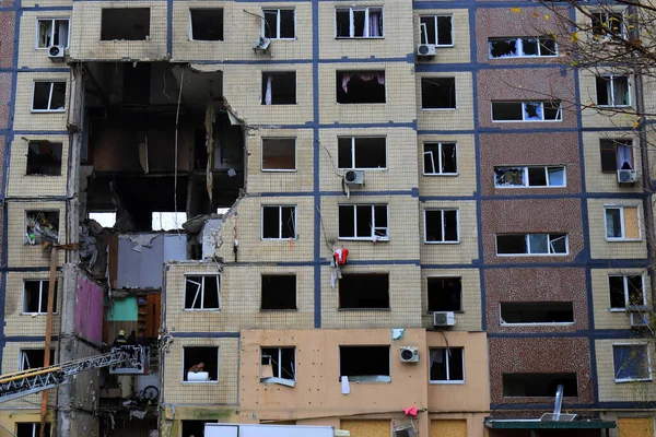 Rus füze saldırısı Dnipro, Ukrayna 'da bir evi yok etti. İHA saldırısından sonra konut binasında büyük bir delik açıldı. Rusya 'nın Ukrayna ve Dnipro' ya karşı savaşı.