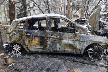 Otoparkta yanmış arabalar, arabanın içi yanmış, kış. Rusya 'nın Ukrayna' ya karşı savaşı, Ukrayna şehri Dnipro 'ya İHA saldırısı, Nisan 2025, arabanın tamamen tahrip edilmesi, savaş riski sigortası