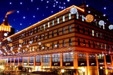 ,Kule, bina, akşamları aydınlatma, gece fener ve toplarla süslenmiş ev, Dnipro, Ukrayna, Dnepr, 2019-12-09