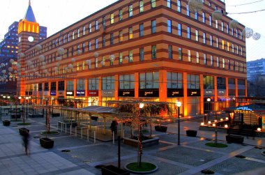 ,Kule, bina, akşamları aydınlatma, gece fener ve toplarla süslenmiş ev, Dnipro, Ukrayna, Dnepr, 2019-12-09