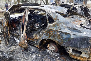 Otoparkta yanmış arabalar, arabanın içi yanmış. Rusya 'nın Ukrayna' ya karşı savaşı, Ukrayna şehri Dnipro 'ya insansız hava aracı saldırısı, kış 2025, arabanın tamamen tahrip edilmesi, savaş riski sigortası