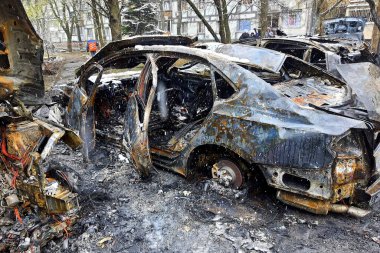 Otoparkta yanmış arabalar, arabanın içi yanmış. Rusya 'nın Ukrayna' ya karşı savaşı, Ukrayna şehri Dnipro 'ya insansız hava aracı saldırısı, kış 2025, arabanın tamamen tahrip edilmesi, savaş riski sigortası