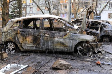 Otoparkta yanmış arabalar, arabanın içi yanmış. Rusya 'nın Ukrayna' ya karşı savaşı, Ukrayna şehri Dnipro 'ya insansız hava aracı saldırısı, kış 2026, arabanın tamamen tahrip edilmesi, savaş riski sigortası