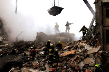 Ukrayna, Dnepr 2023-01-14. Rus füze saldırısı Dnipro, Ukrayna 'daki konut binasına. Bir roket evi yok ediyor, kurtarıcılar insanları kurtarıyor. Rus savaşı