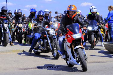 Dnipro, Ukrayna, 11 Mayıs 2019. Güzel motosikletli motosikletçiler, kasklı ve deri ceketli, yol boyunca süren, Motorsport