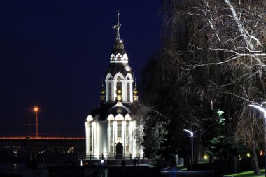 Güzel kilise gece aydınlatıcı heykel ile.