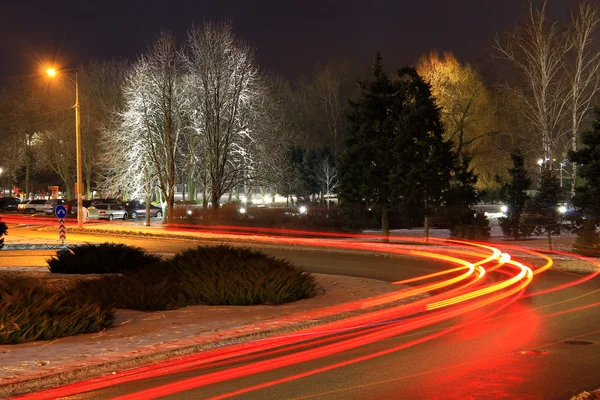 Les lumières des voitures sur la route en hiver — Photo