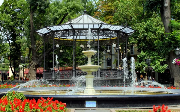 Vecchia Fontana e alcova nel giardino della città, Odessa, Ucraina — Foto Stock