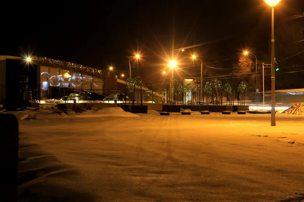 Bel éclairage électrique dans la rue en hiver . — Photo