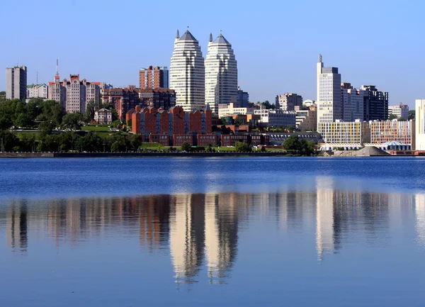 Vroeg in de ochtend op de rivier de Dnjepr, Dnepropetrovsk, Oekraïne. — Stockfoto