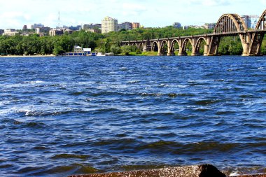 Güzel kemerli köprü Dnieper Nehri üzerinde.
