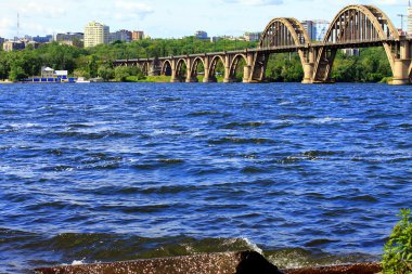 Güzel kemerli köprü Dnieper Nehri üzerinde.