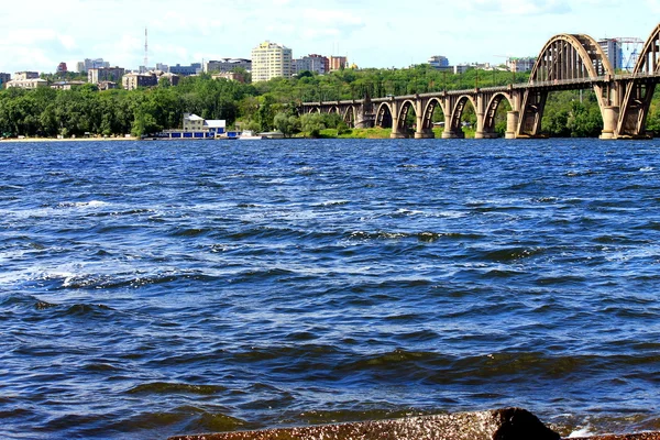 A bela ponte arqueada no rio Dnieper . — Fotografia de Stock