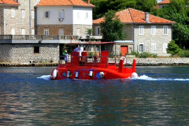 Kırmızı çocuk denizaltısı Karadağ'ın Kotor Körfezi'nde yüzüyor.