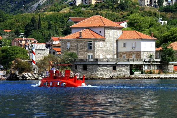 Красная детская подводная лодка плавает на берегу Которского залива, Черногория . — стоковое фото