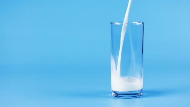 Melk die in glas wordt gegoten — Stockvideo