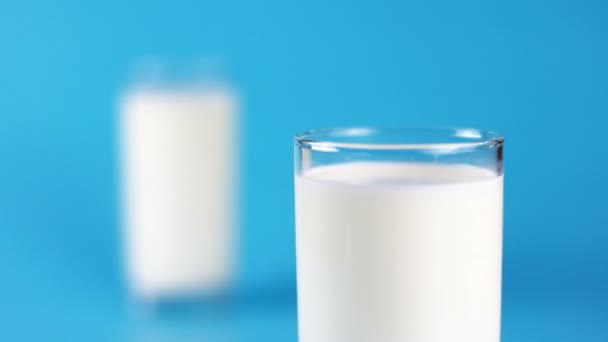 Un vaso de leche — Vídeo de stock