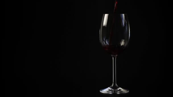 Vino tinto vertido en vidrio — Vídeo de stock