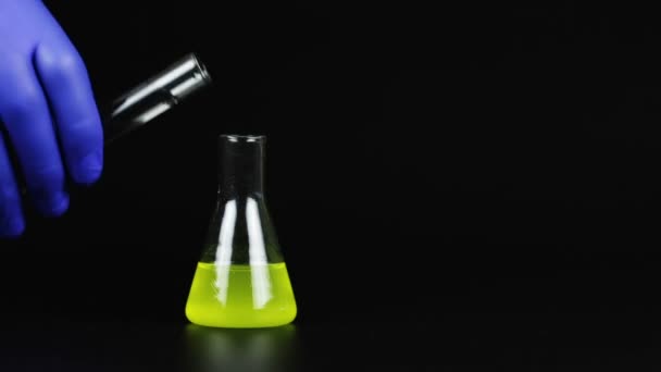 Tubo de ensayo, experiencia química — Vídeo de stock