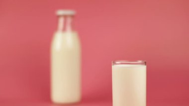 Bir şişe süt ve bir bardak süt.