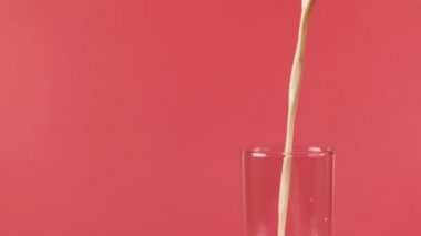 Süt bardağa dökülüyor.