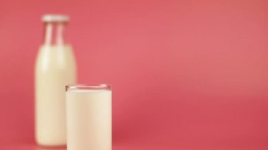 Bir şişe süt ve bir bardak süt.