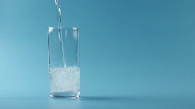 Maden suyu bardakta dökme