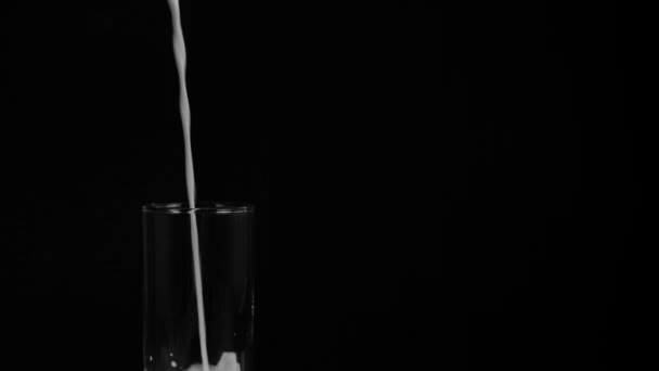 Mleko wlewające się do szklanki — Wideo stockowe