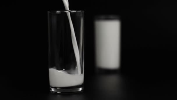 lait versé dans le verre